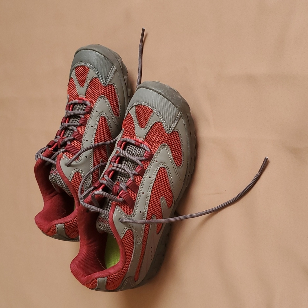 HI-TEC Kids hiking shoes. Gray/red size 5 youth